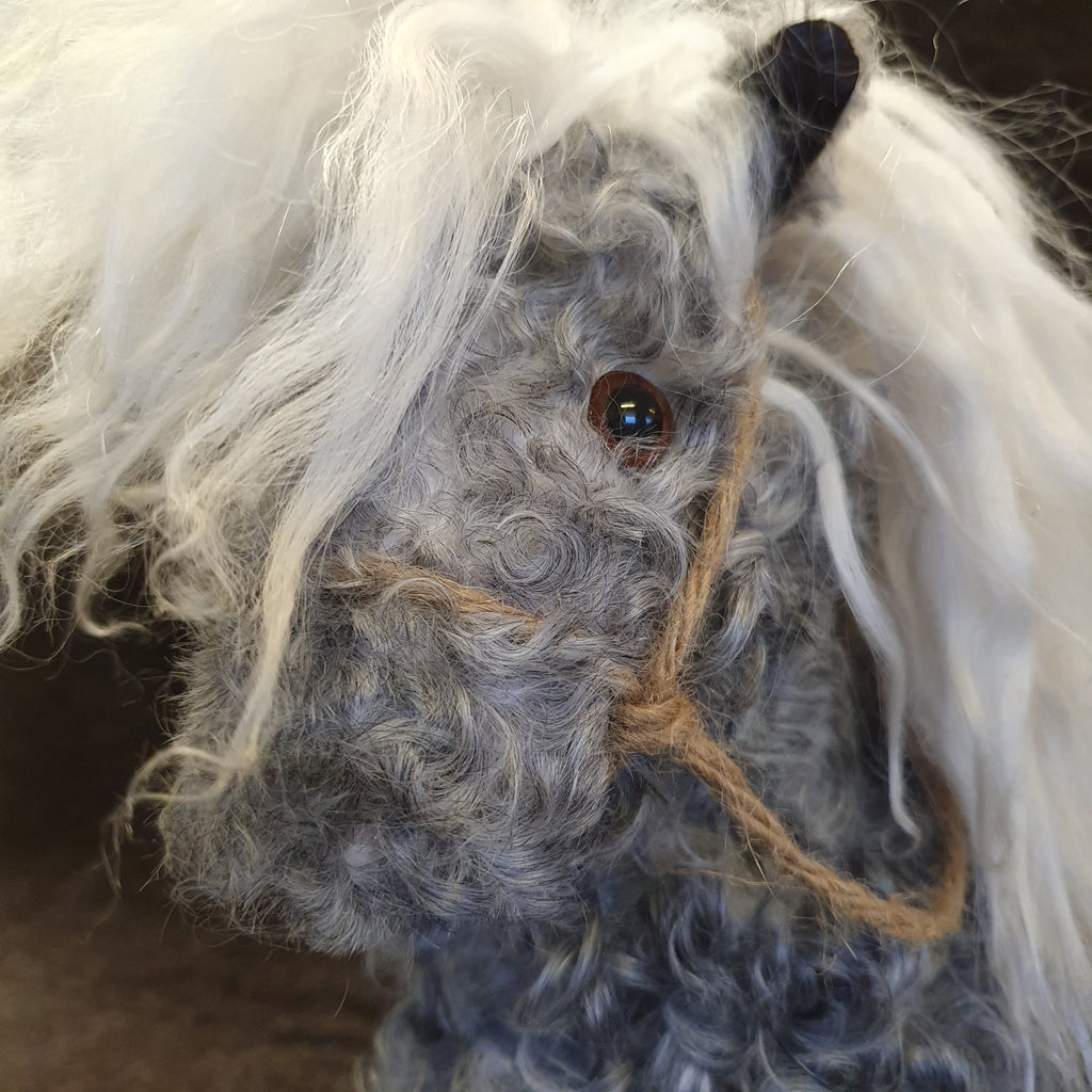 Häst sydd i fårskinn - liten