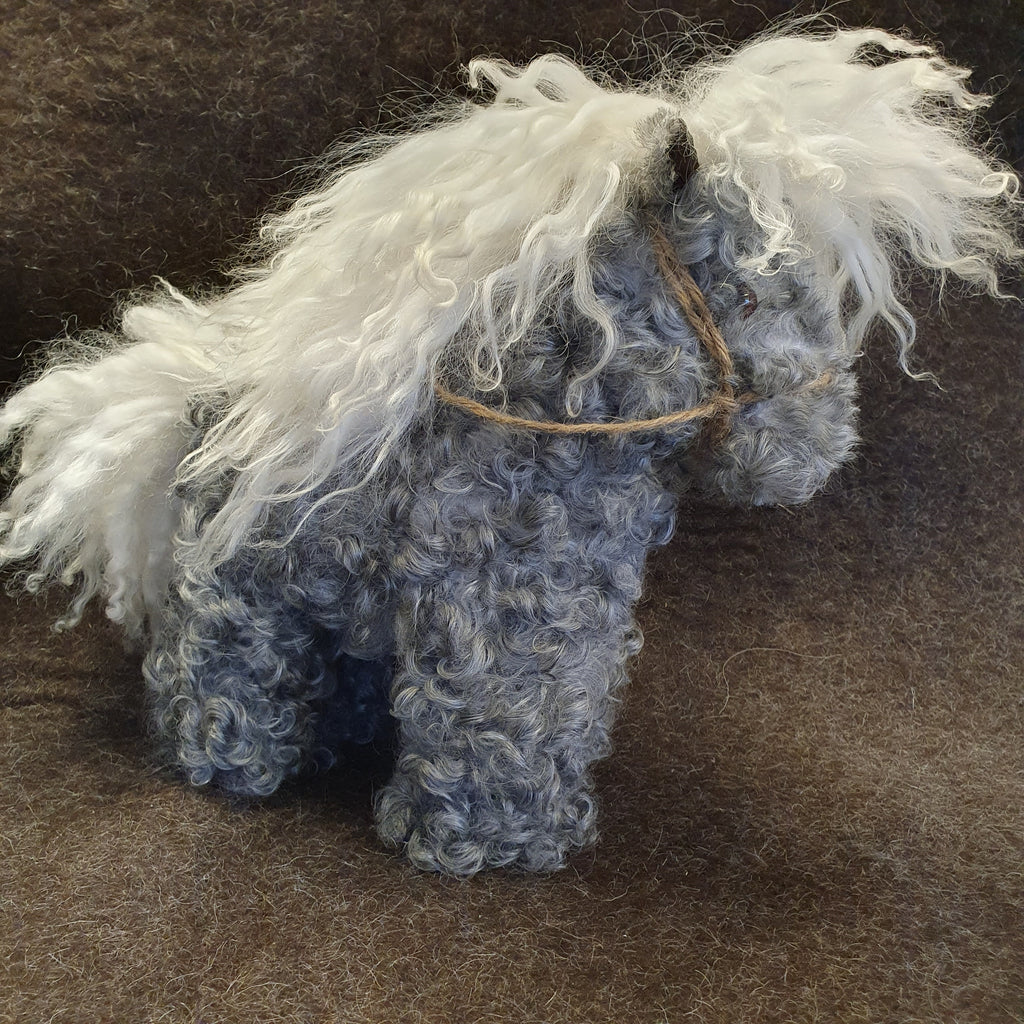 Häst sydd i fårskinn - liten