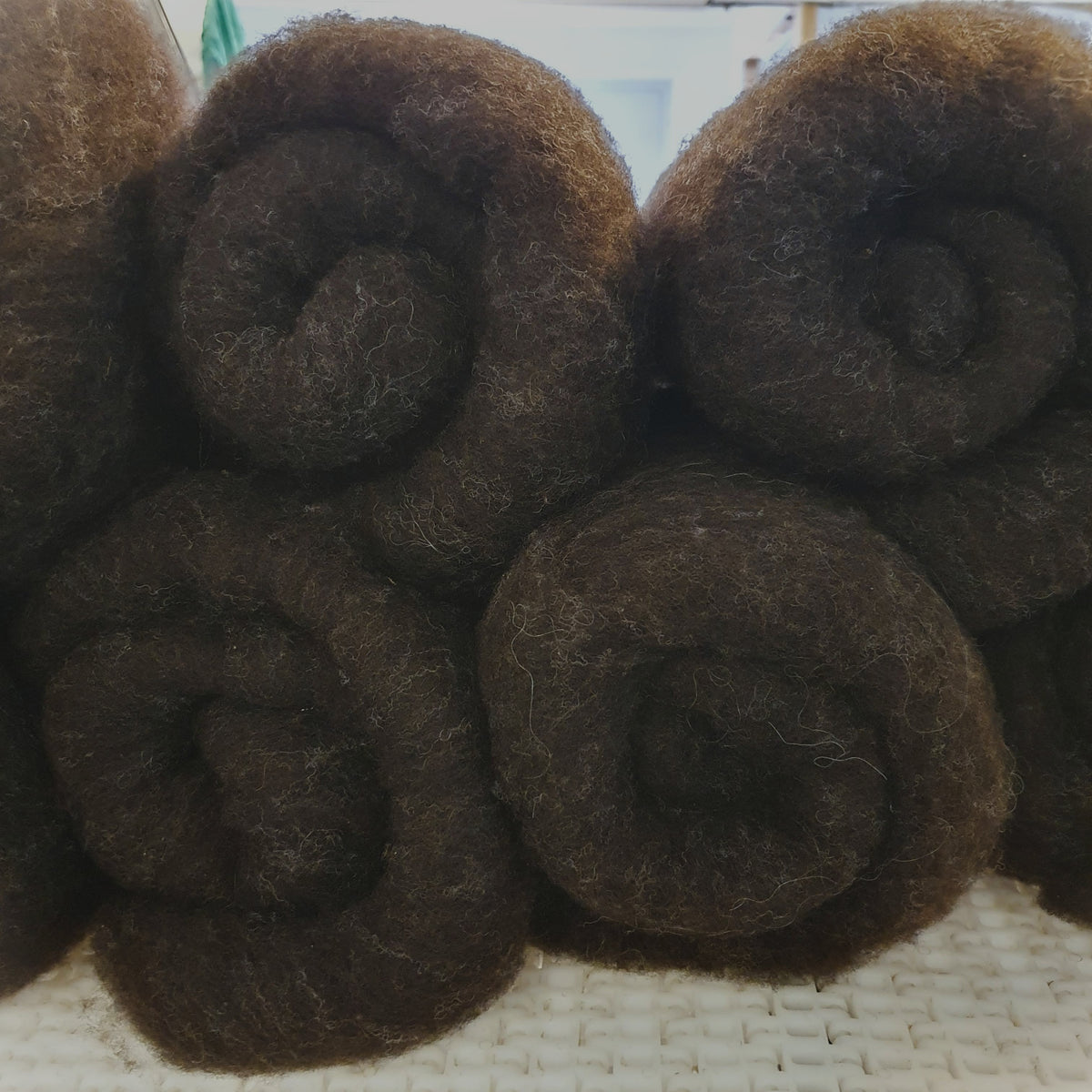 Mörkbrun spinnfiber