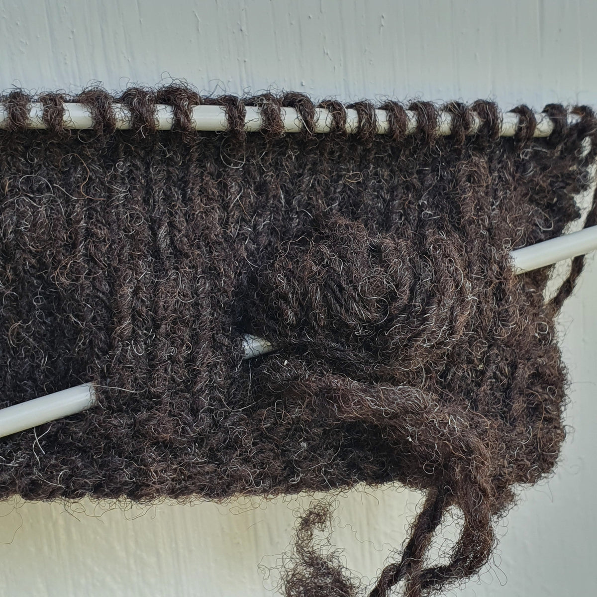 Mörkbrun spinnfiber